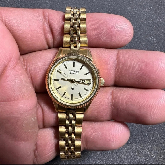 CITIZEN QUARTZ LADIES WATCH YP 6000 914376KT GN-4W-S DAY DATE PARTS OR REPAIR - Picture 1 of 8